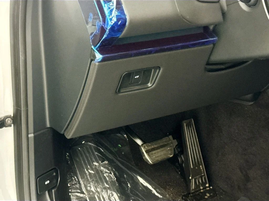 New 2026 Fuji White Land Rover Dynamic SE image 4