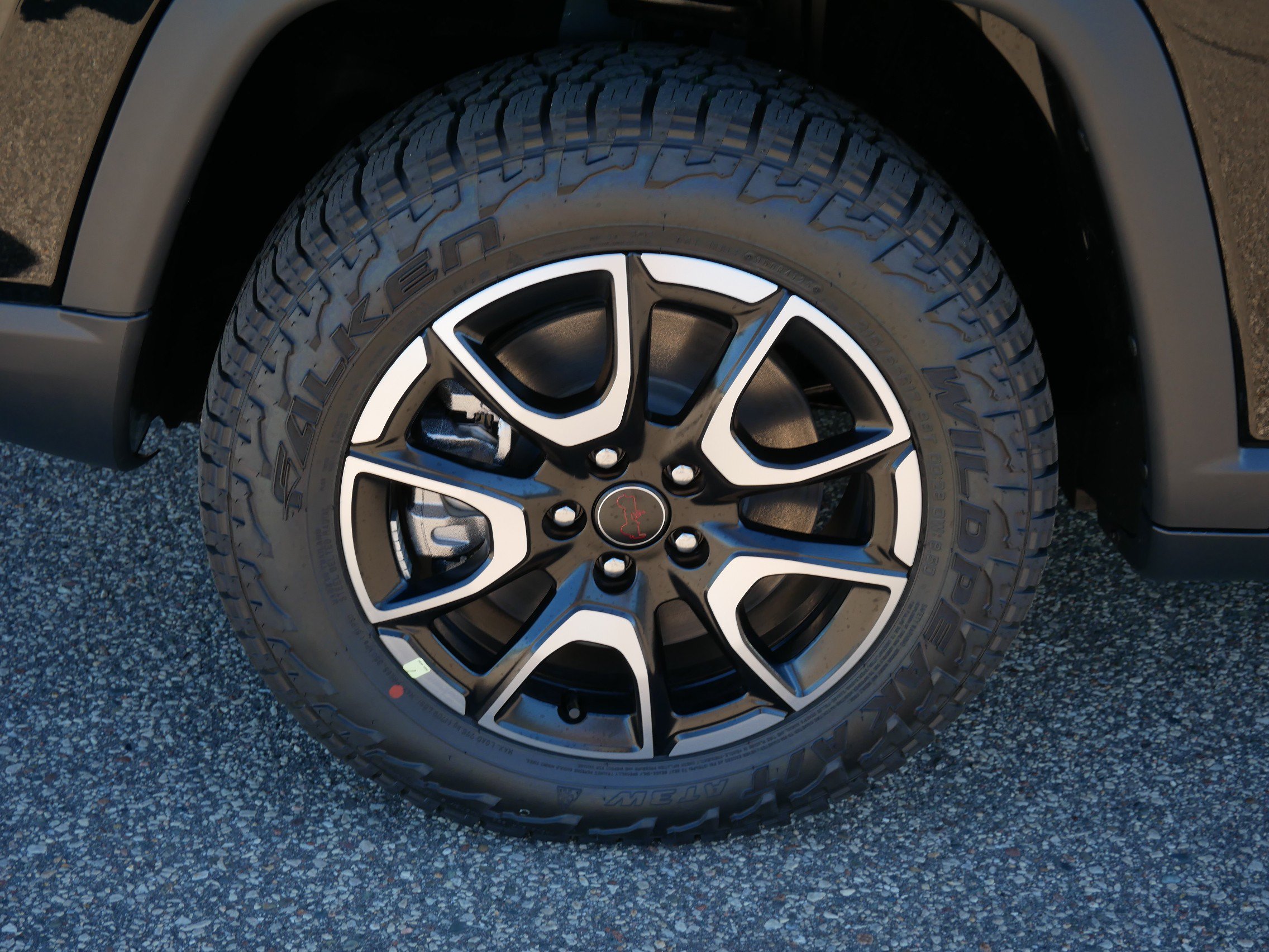 New 2026 Diamond Black Crystal Pearl-Coat Exterior Paint Jeep Trailhawk image 5