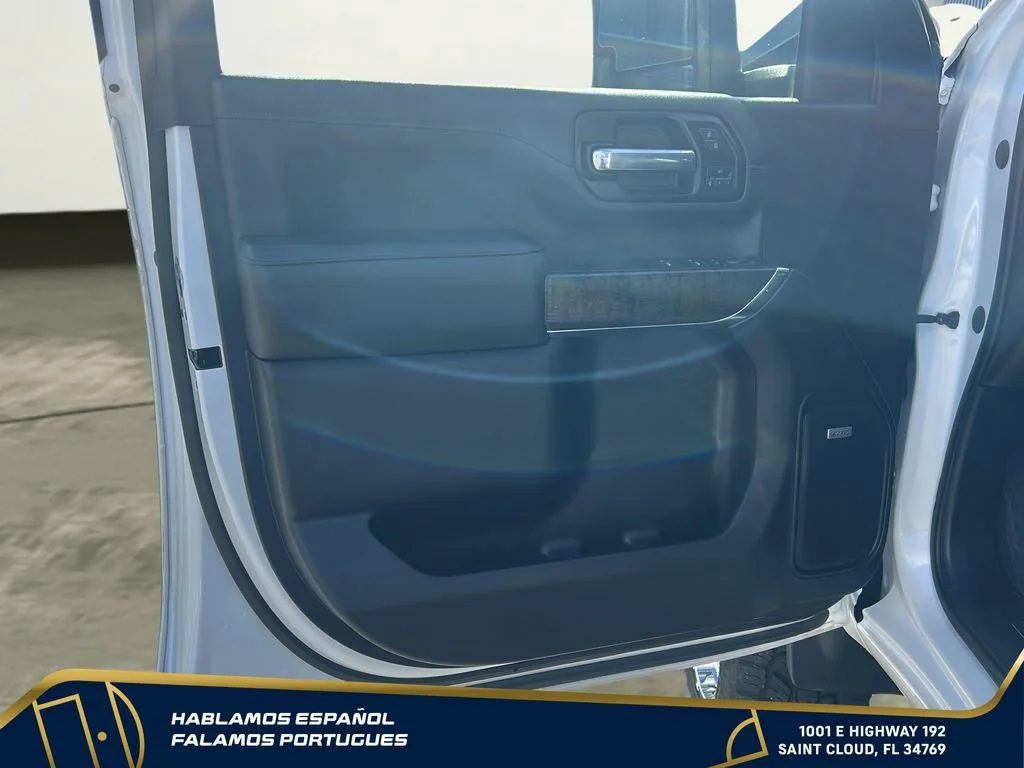 Used 2022 White Frost Tricoat GMC Denali image 10