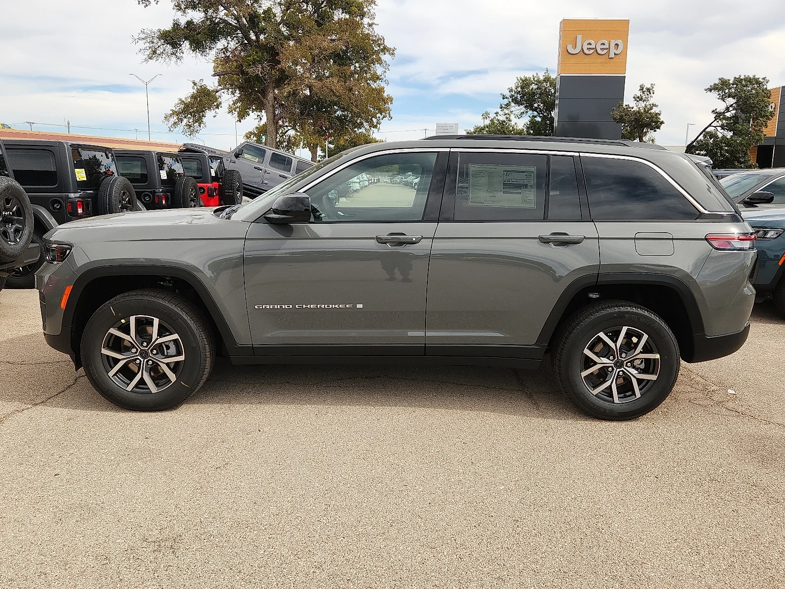 New 2027 Sting-Gray Clear-Coat Paint Jeep LAREDO X 4X4 image 2