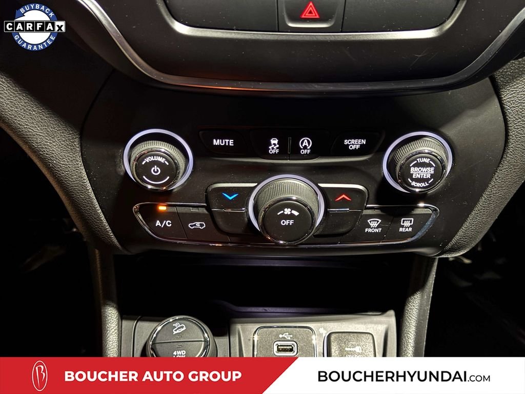 Used 2019 Diamond Black Crystal Pearlcoat Jeep Latitude Plus image 18