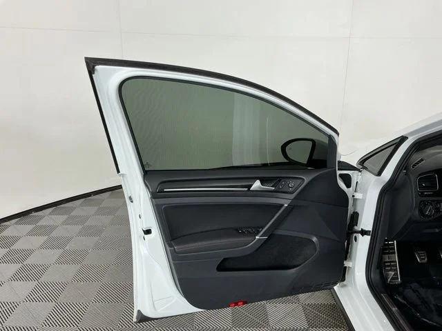 Used 2016  Volkswagen Autobahn image 12