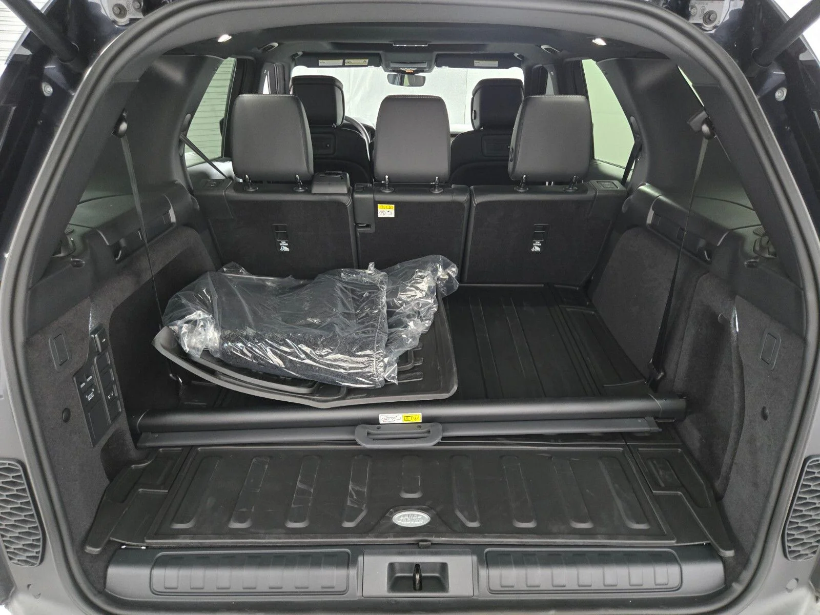 New 2026 Varesine Blue Land Rover Dynamic SE image 15