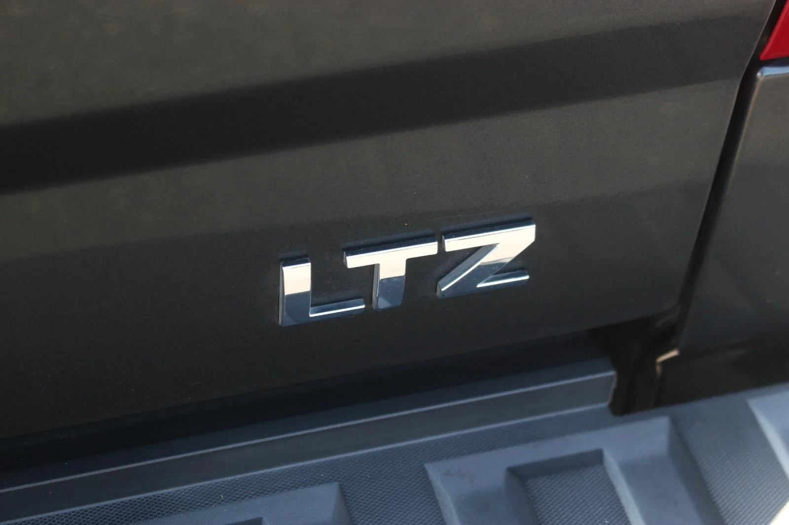 Used 2018 GRAPHITE METALLIC Chevrolet LTZ image 12