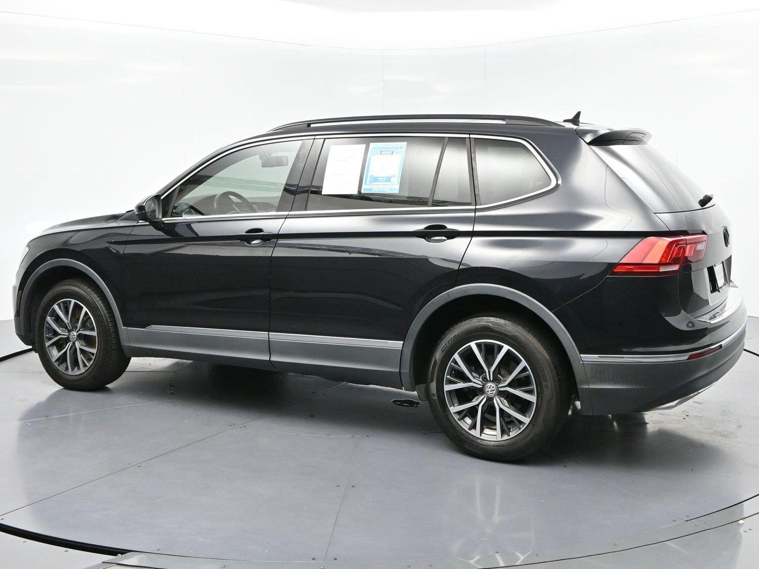 Used 2020 Deep Black Pearl Volkswagen SE image 5