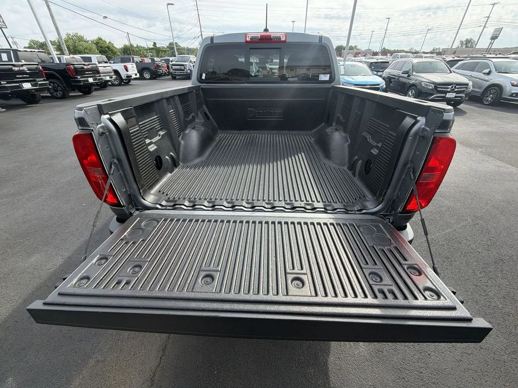 Used 2022 Gray Chevrolet Z71 image 28