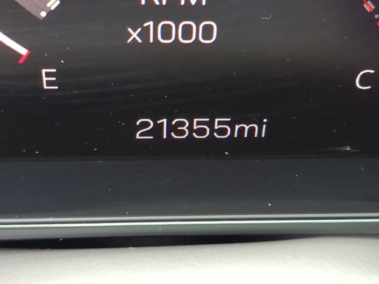 Used 2025 Summit White GMC Elevation image 12
