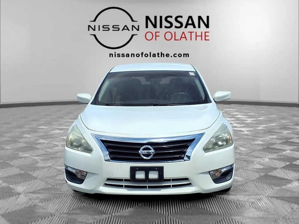Used 2014 White Nissan 2.5 S image 27