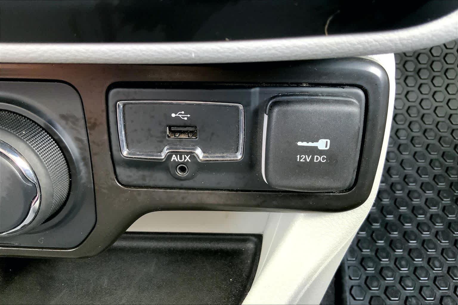 Used 2022 Alpine White Clearcoat Jeep Limited image 35