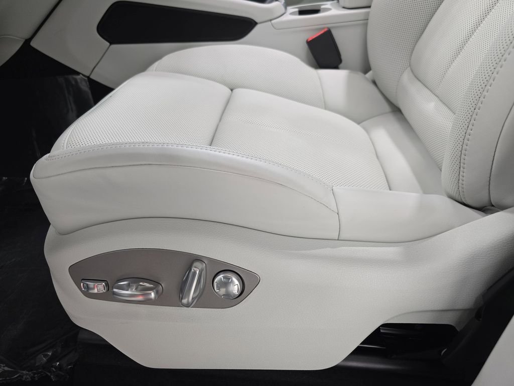 2026 Porsche Macan T - Photo 23