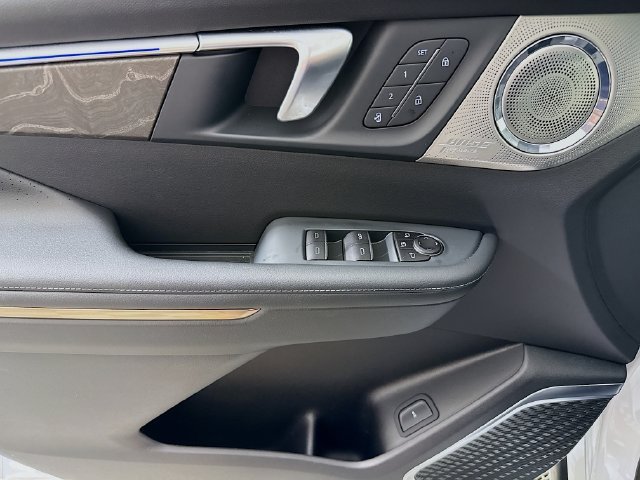 Used 2025 White Frost Tricoat Buick Avenir image 19