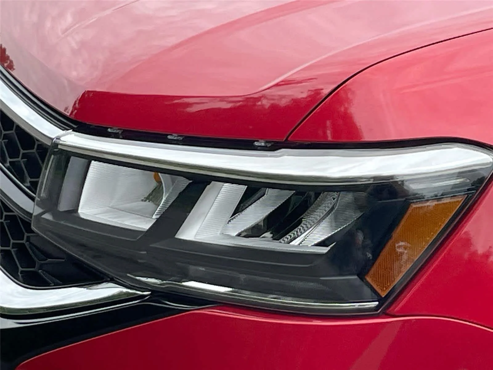 Used 2022 Red Volkswagen SE image 9
