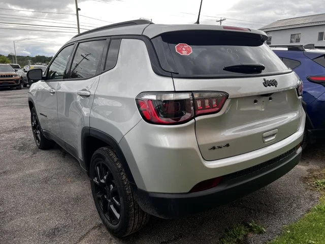 New 2026 Silver Zynith Metallic Clear-Coat Exterior Paint Jeep Latitude Altitude image 2