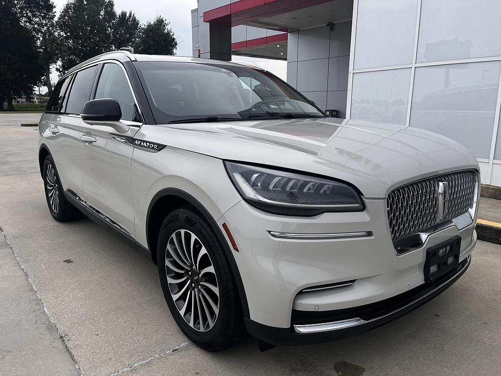 Used 2023 Ceramic Pearl Lincoln Reserve image 1