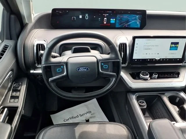 Used 2025  Ford Platinum image 4