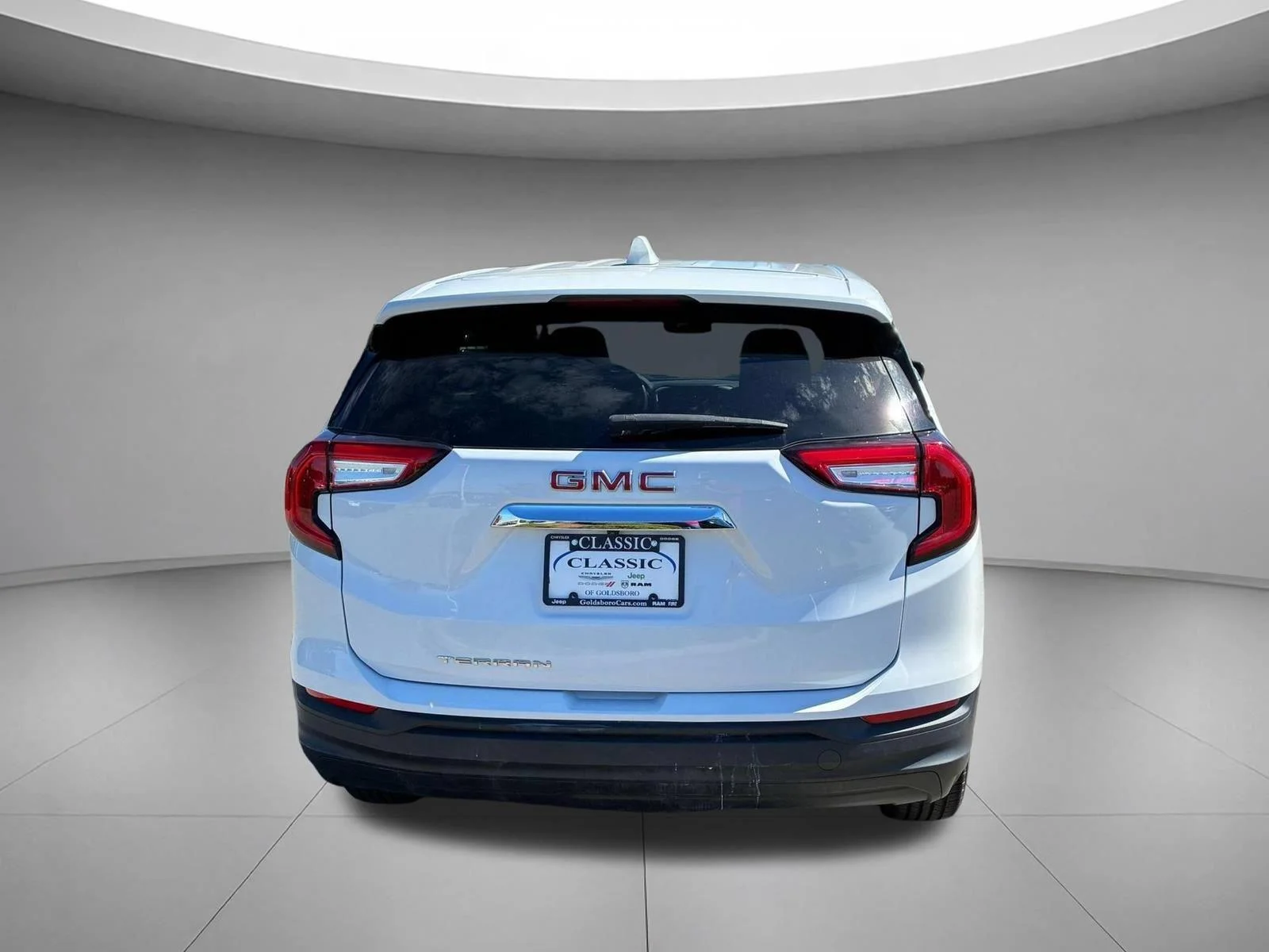 Used 2023 Summit White GMC SLE image 7