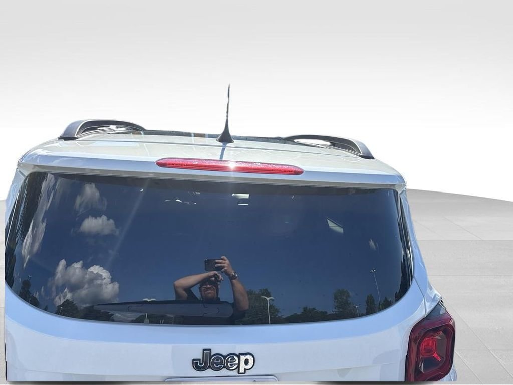 Used 2019 White Jeep Latitude image 10