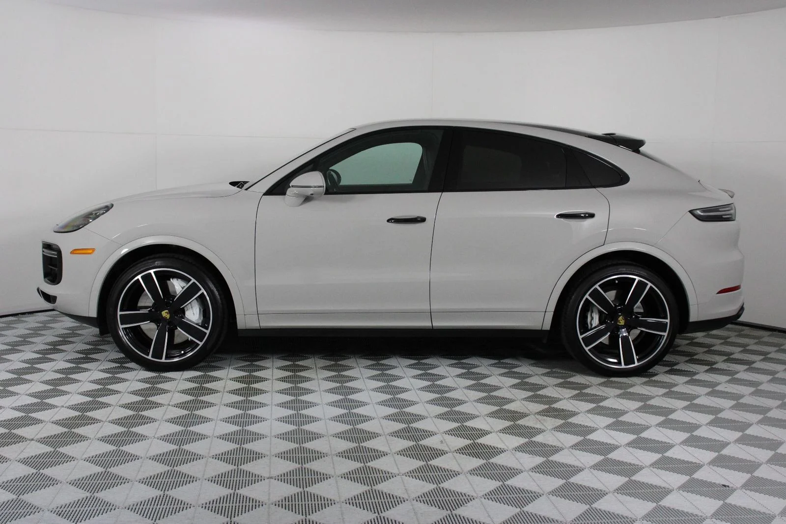 Used 2022 Chalk Porsche Turbo image 2