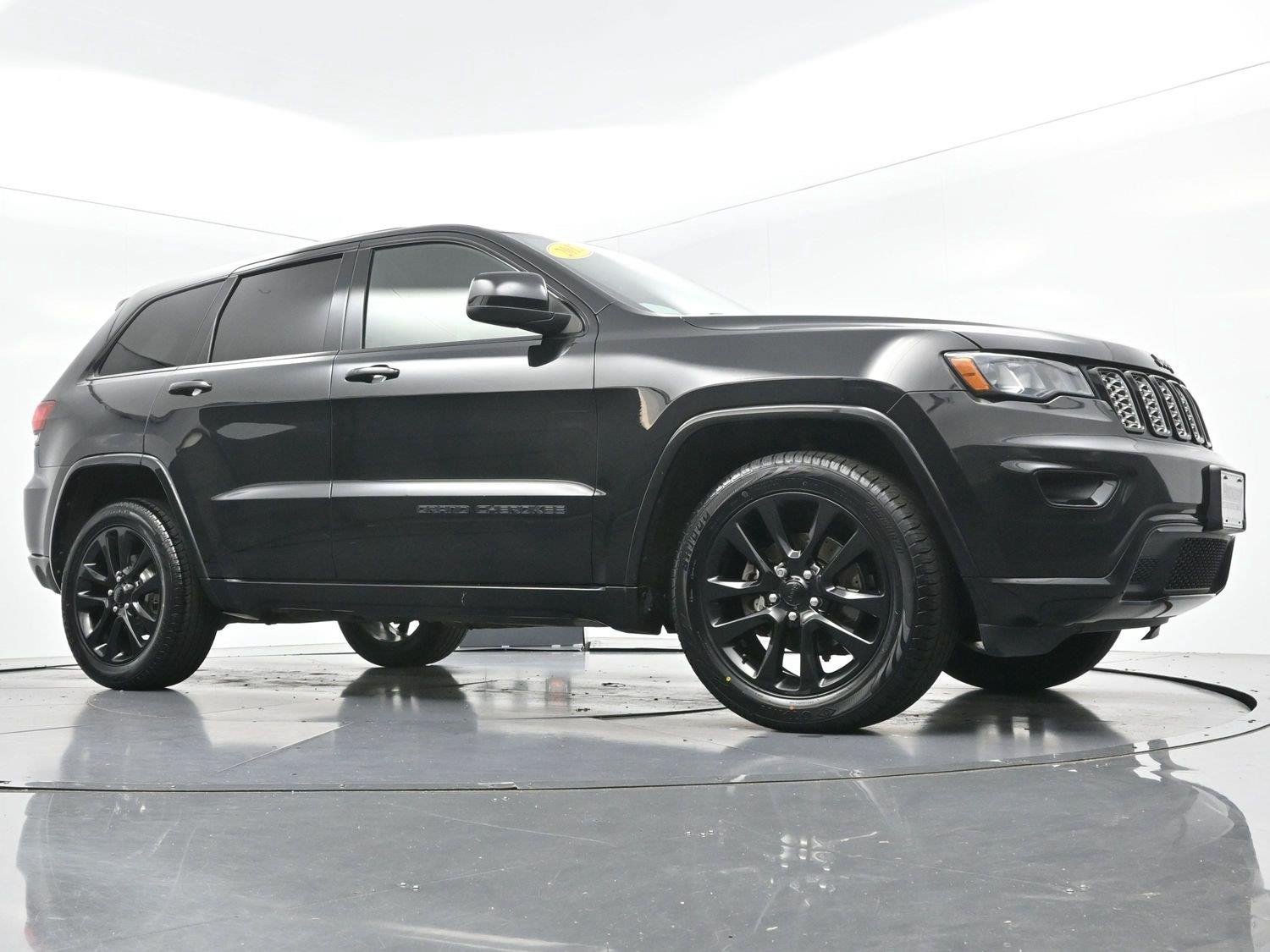 Used 2017 Diamond Black Crystal Pearlcoat Jeep Altitude image 45