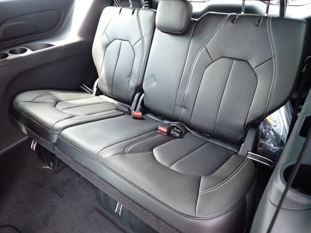 New 2025 Bright White Clear-Coat Exterior Paint Chrysler Select image 14