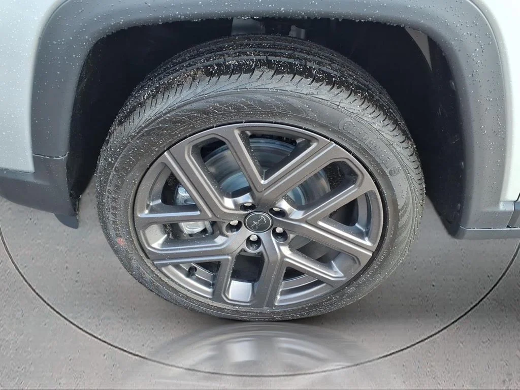 New 2026 Silver Zynith Metallic Clearcoat Jeep Latitude image 4