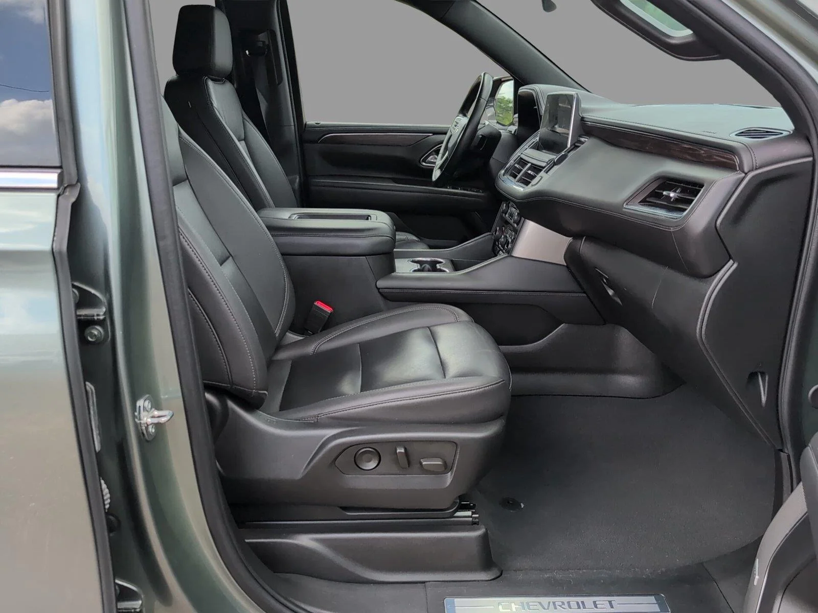 Used 2024 Silver Sage Metallic Chevrolet LT image 18
