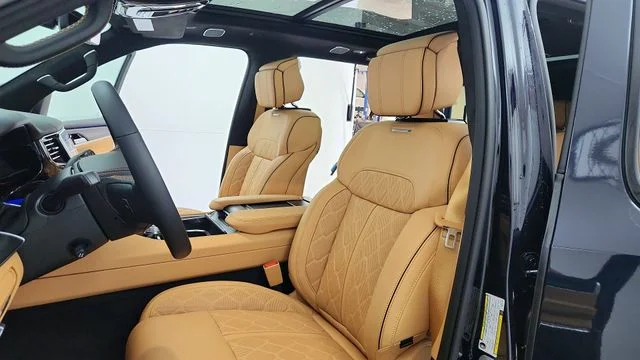 2025 Jeep Grand Wagoneer Series III - Photo 12