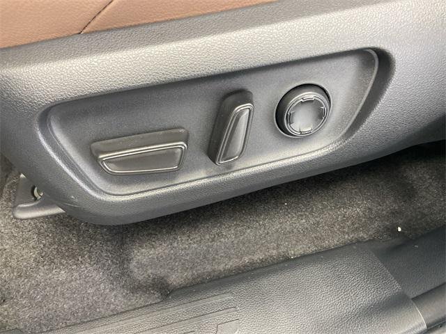Certified Used 2025 WIND CHILL PEARL Toyota  image 21