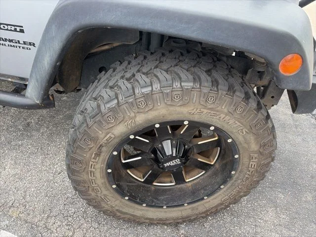Used 2015 Silver Jeep Unlimited Sport image 4