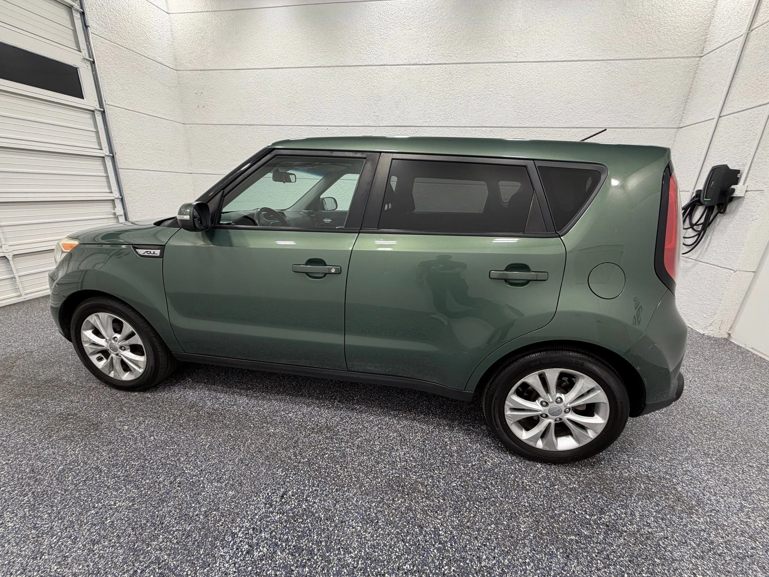 Used 2014 Green Kia Plus image 3