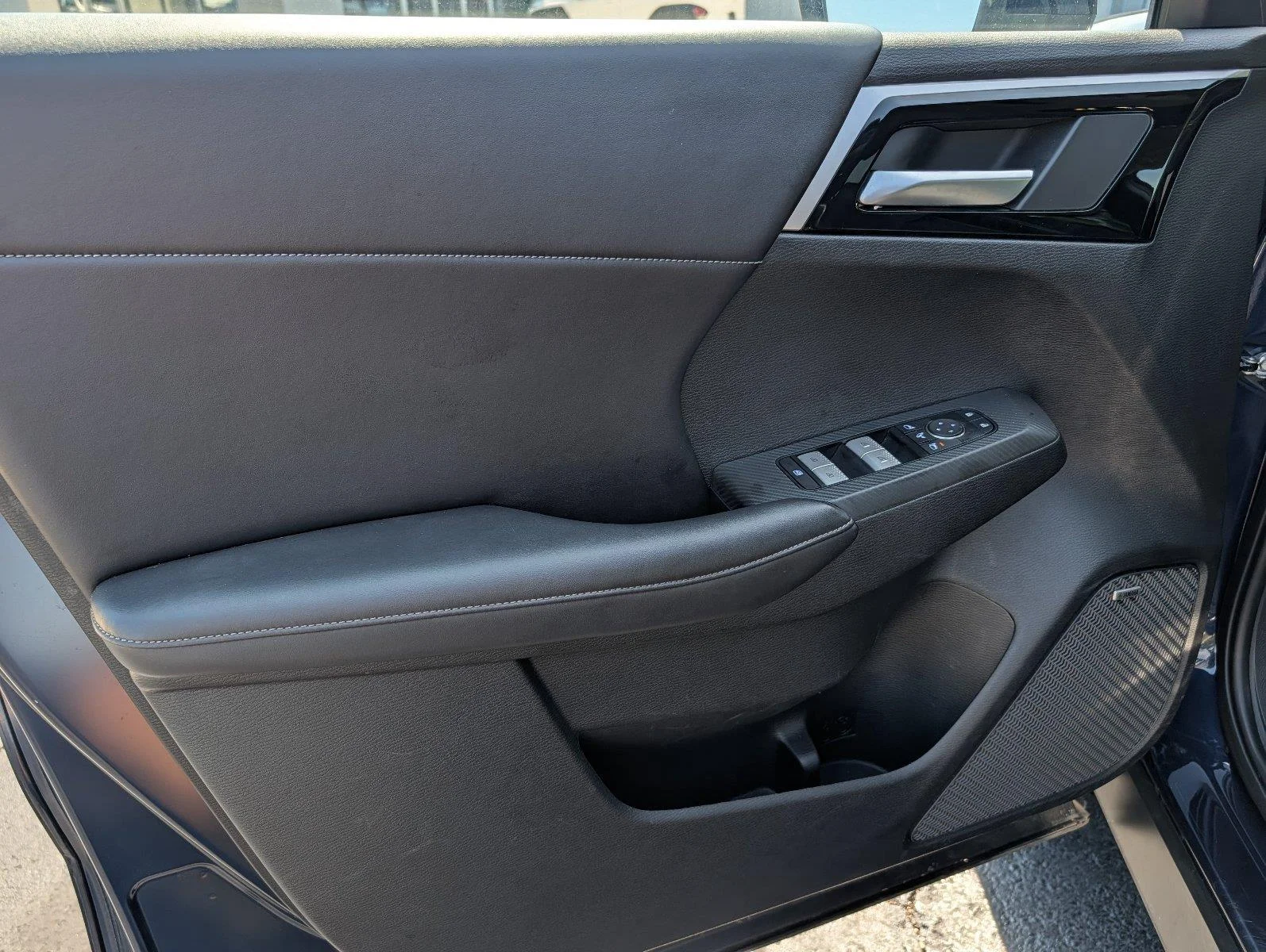 Used 2025 Cosmic Blue Metallic Mitsubishi SE image 14