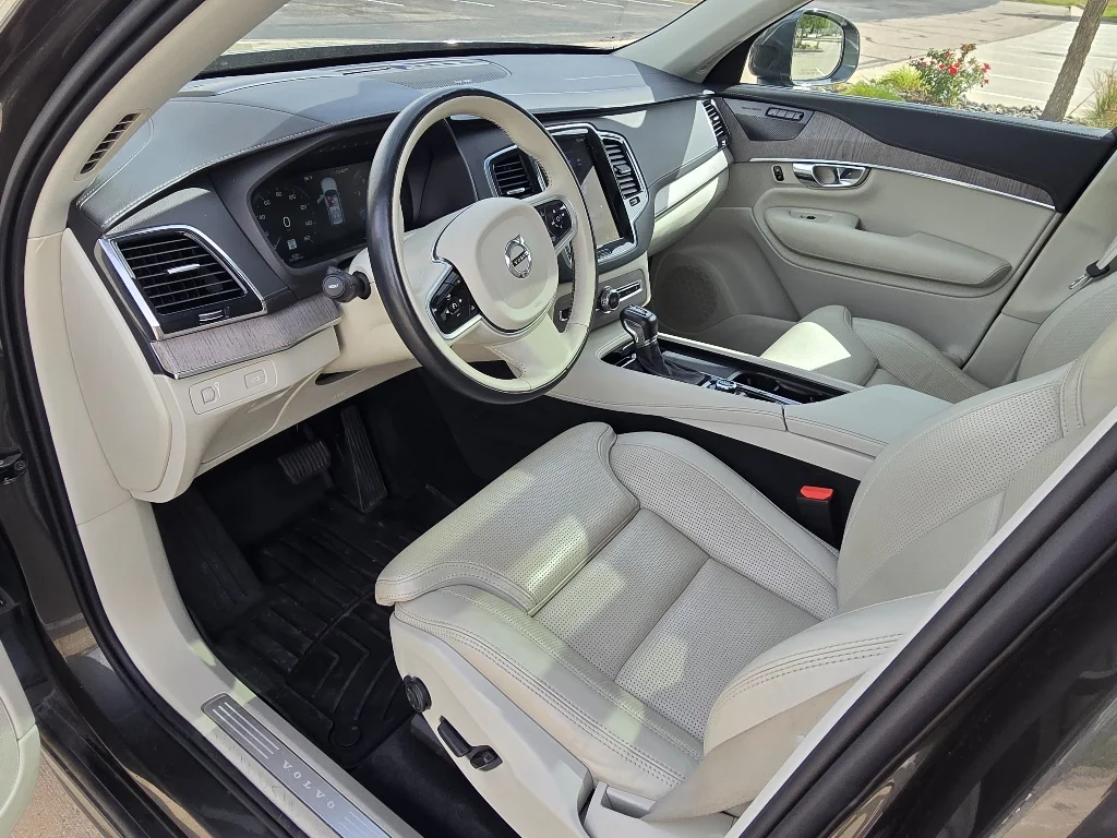 Used 2022 Pine Grey Metallic Volvo Inscription image 26
