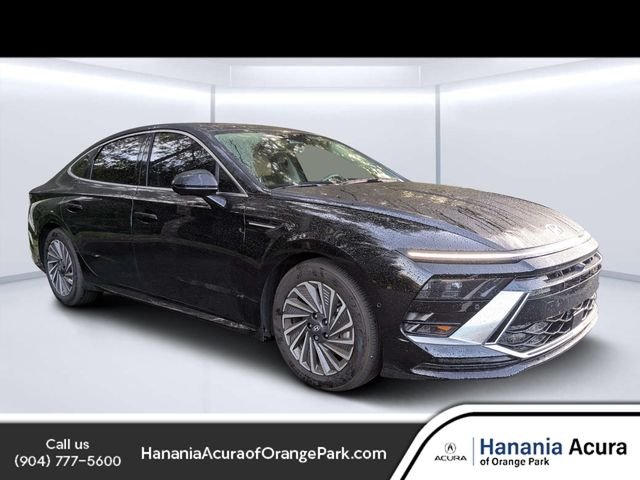 Used 2025 Black Hyundai Limited image 1