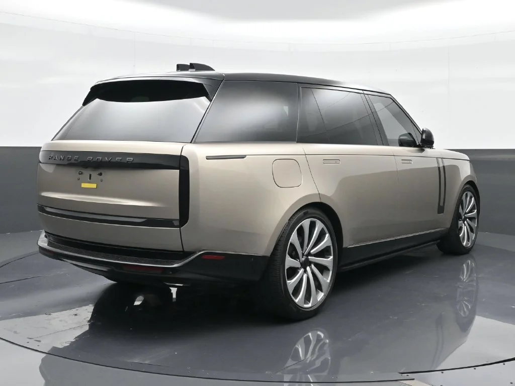 Used 2026  Land Rover SE image 5