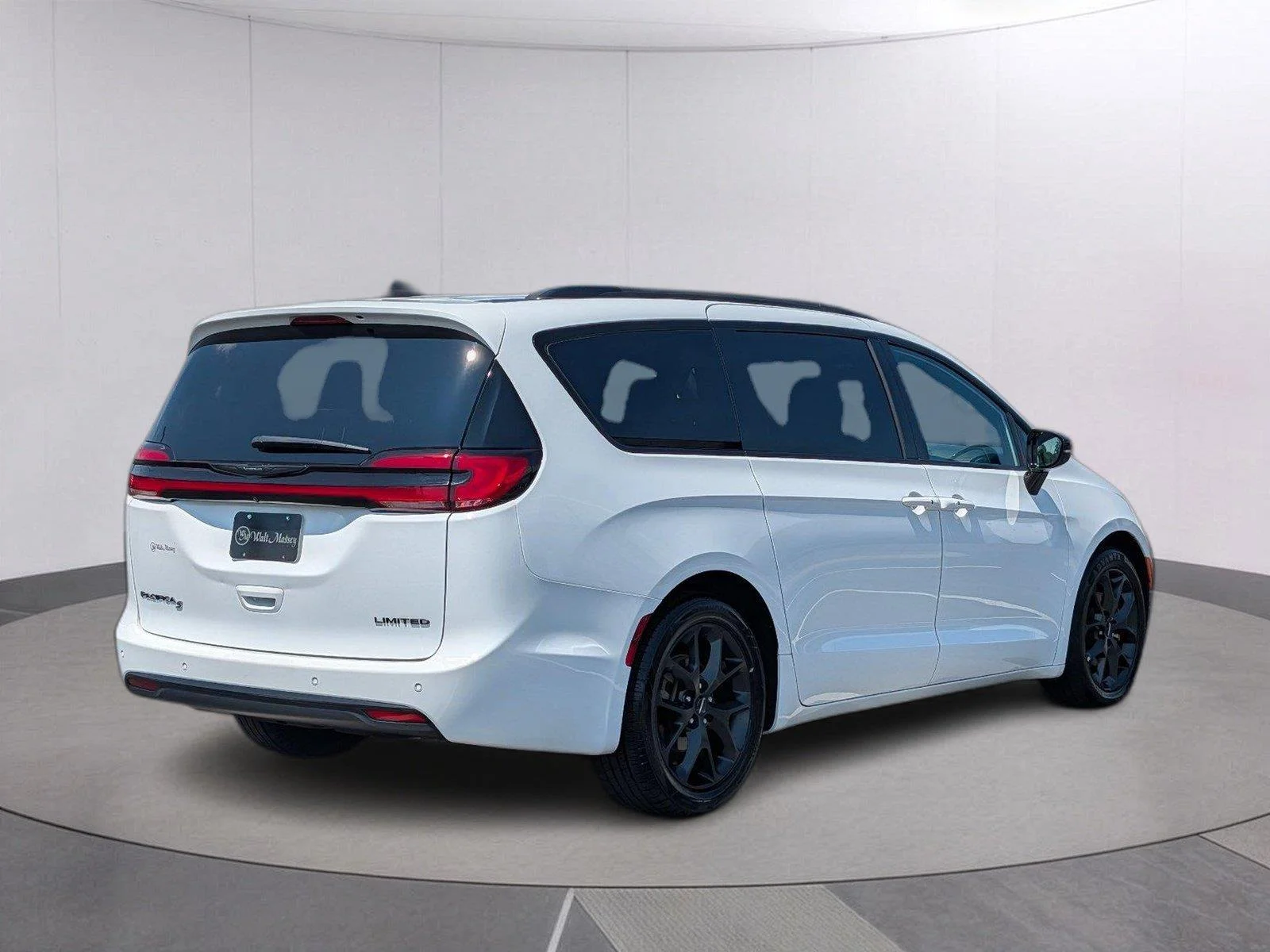 Used 2025 Bright White Clearcoat Chrysler Limited image 5