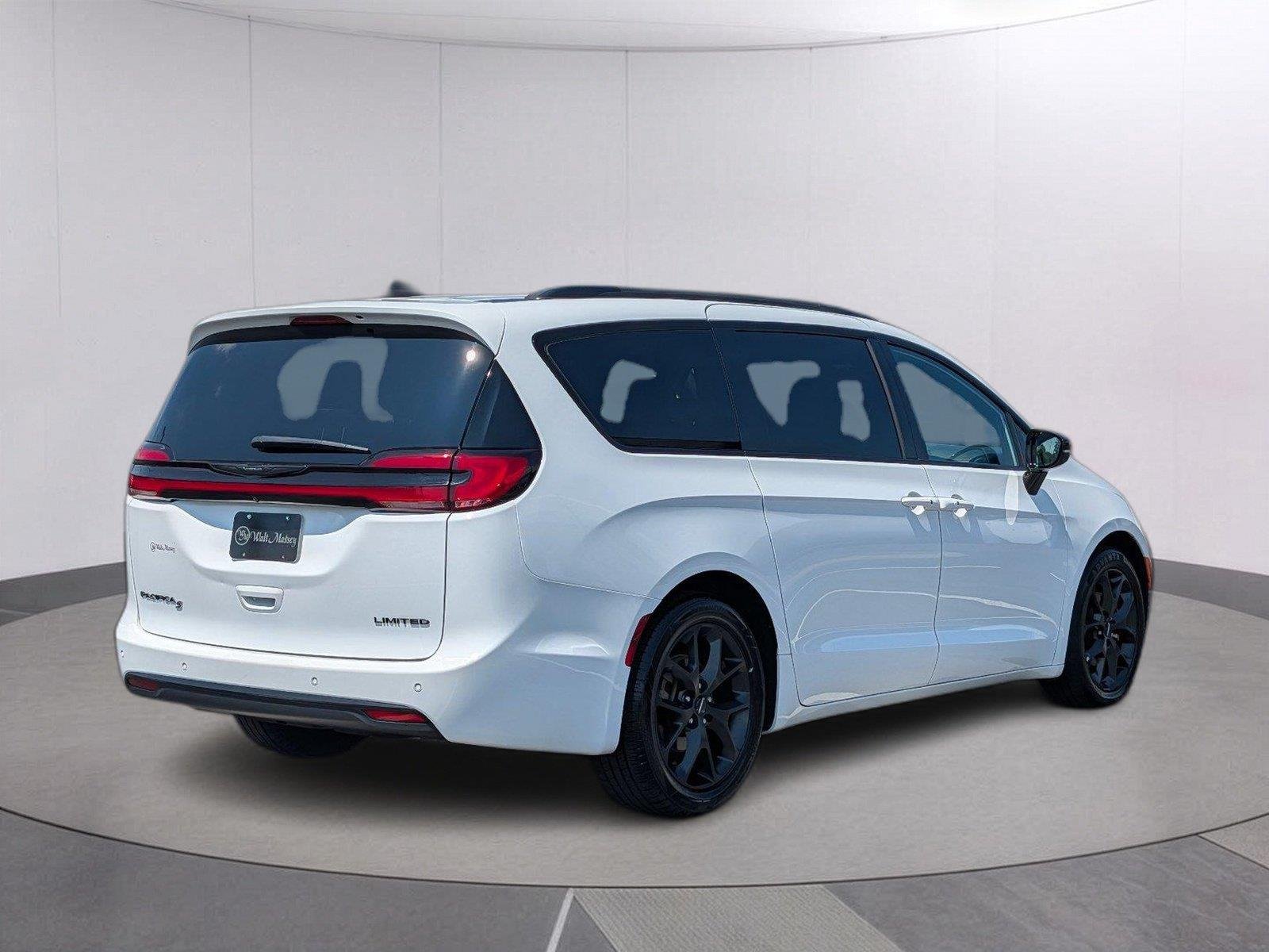 Used 2025 Bright White Clearcoat Chrysler Limited image 5