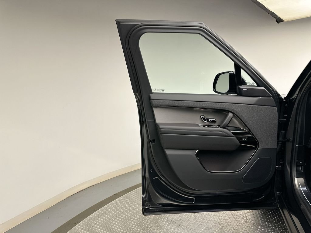 New 2027  Land Rover SE image 9