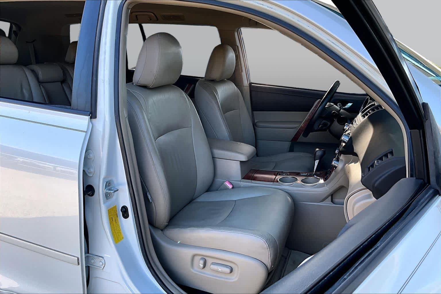 Used 2009 Blizzard Pearl Toyota Limited image 8
