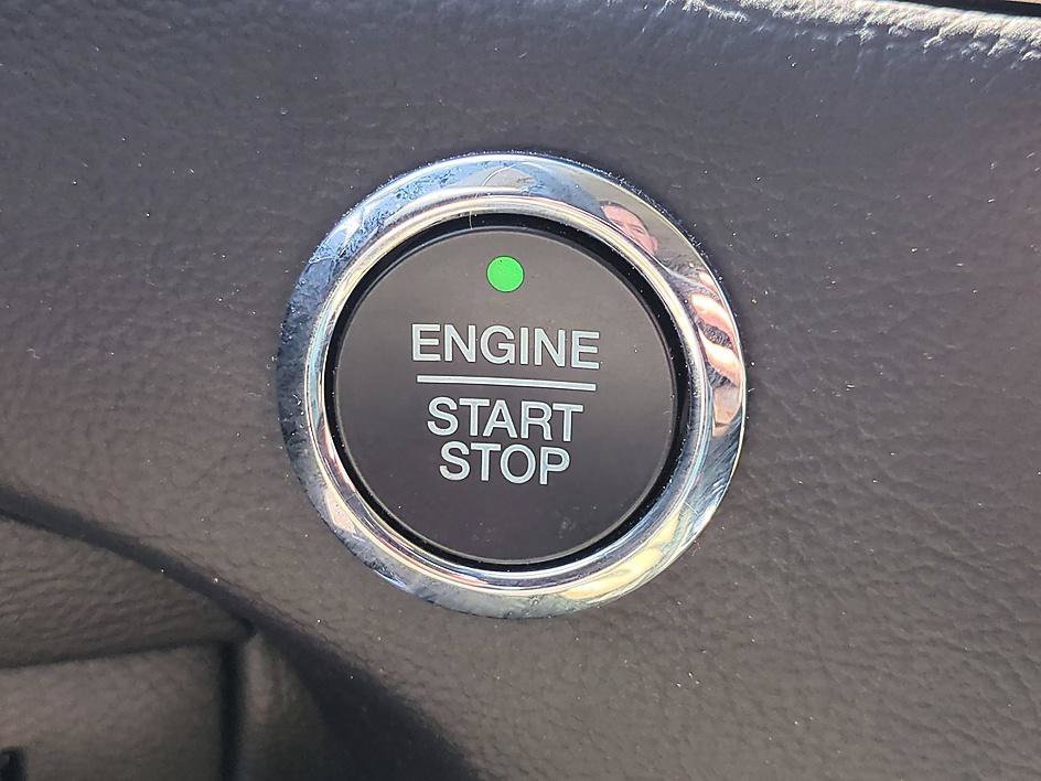 Used 2020 Black Ford SEL image 27
