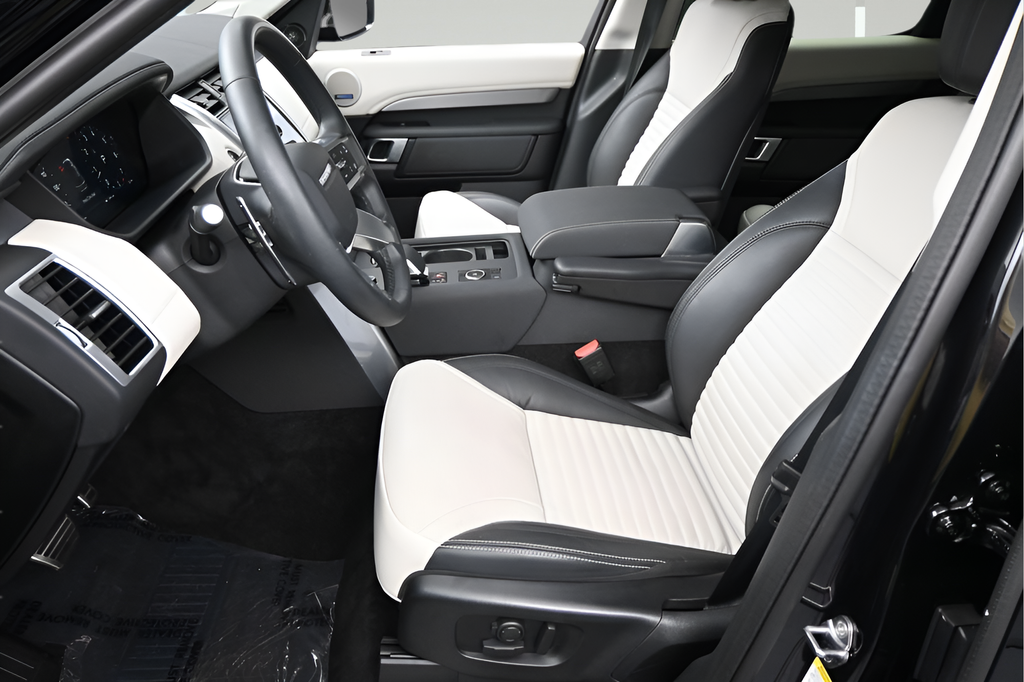 Certified Used 2025 Black Land Rover Dynamic SE image 5