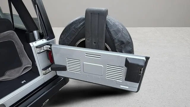 Used 2006 Silver Jeep Unlimited LWB image 36