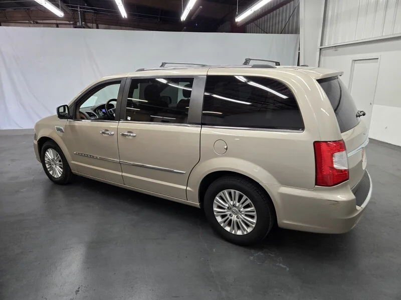 Used 2013 Cashmere Pearl Chrysler Limited image 3
