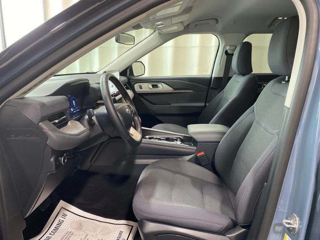 Used 2025 Vapor Blue Ford Active image 2