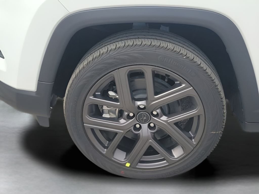 New 2026 Bright White Clear-Coat Exterior Paint Jeep Latitude image 17