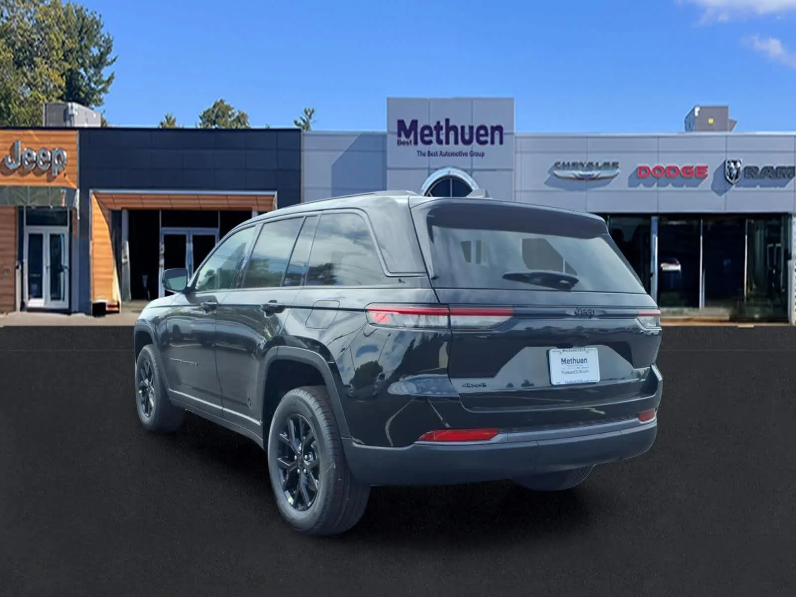 New 2026 Diamond Black Crystal Pearlcoat Jeep Laredo Altitude image 4