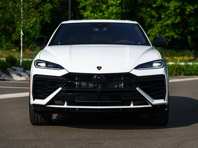 Used 2025  Lamborghini SE image 2