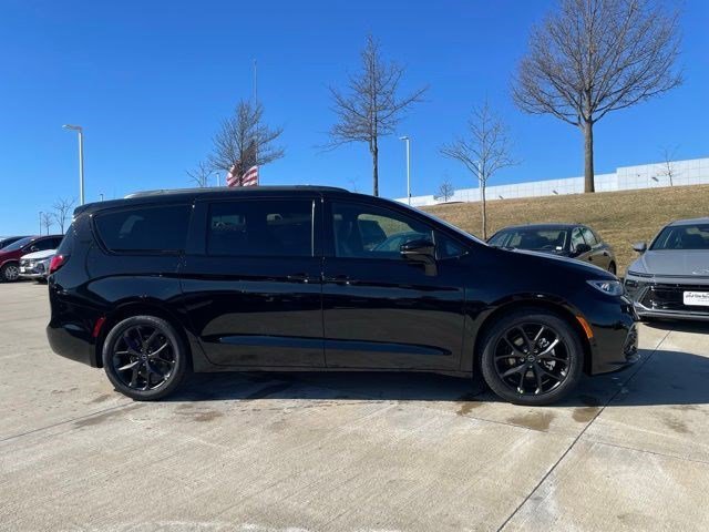 New 2026 Diamond Black Crystal Pearlcoat Chrysler Select image 5