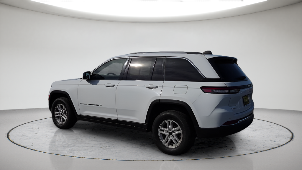 Used 2023 White Jeep Laredo image 10