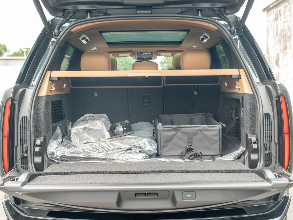 New 2026 Belgravia Green Land Rover SE image 25