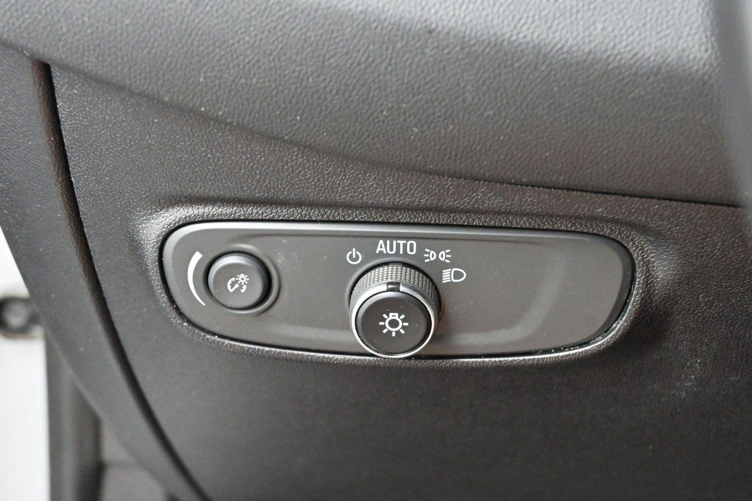 Used 2018 Silver Ice Metallic Chevrolet LT image 27